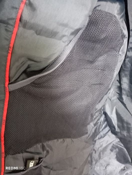 Мъжко спортно яке от фен магазина на Bayern München за пролет и лято .