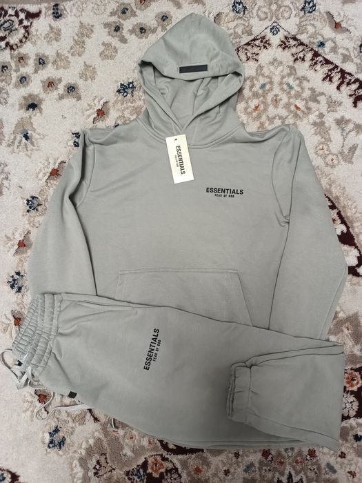 Vând trening Essentials