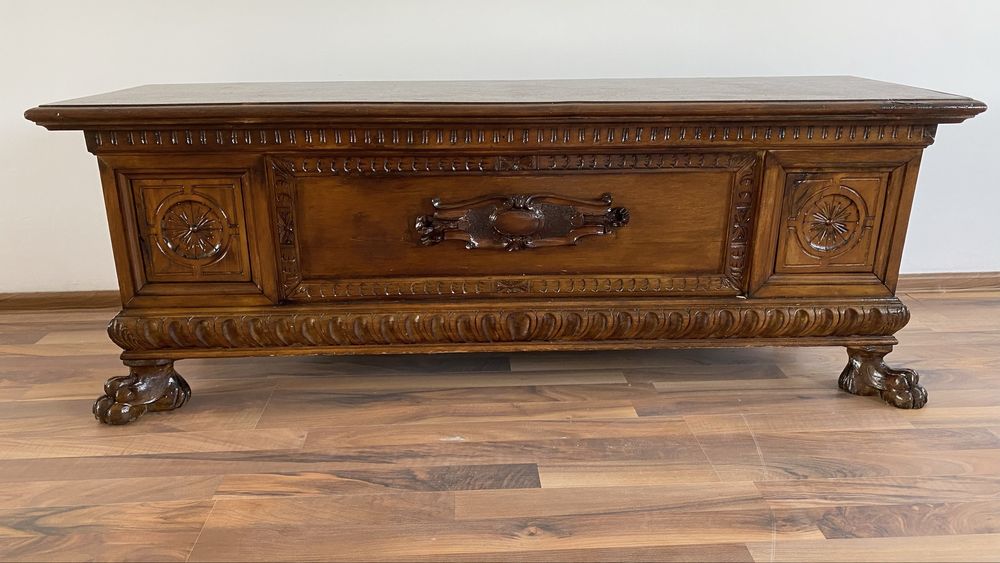 Cufar Lada Lemn Gheare Leu Sculpturi Vintage