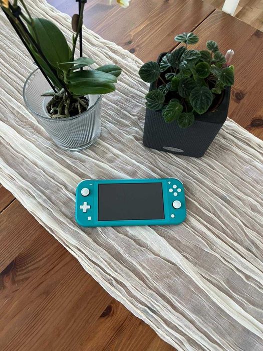 Nintendo switch lite в идеальном состоянии (бирюзовый)