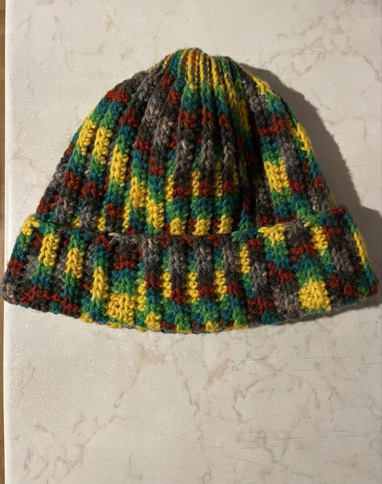 Ръчно плетена дамска шапка