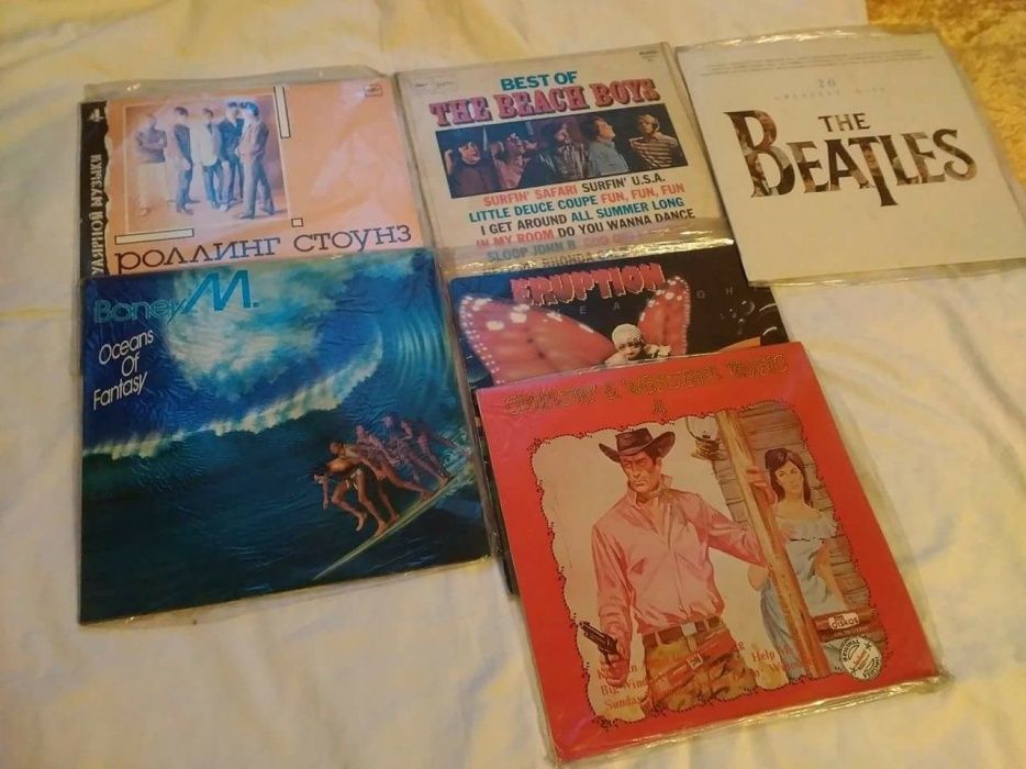 Ретро грамофонни плочи на сръбска, македонска, рок и поп музика