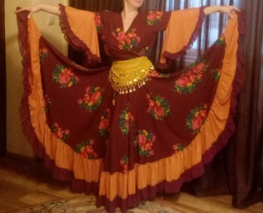 Costum de damă pentru dans tiganesc, pentru scenă și spectacole.