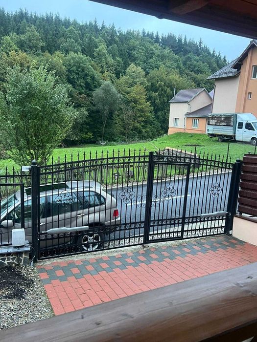 Poartă de fier cu automatizare batantă LIFE cu telecomandă.