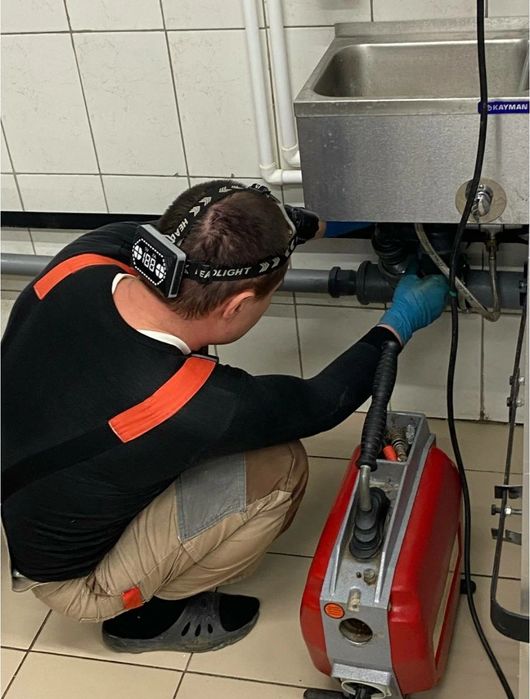 Чистка труб конализации от засора. Ремонт труб конализации. Сантехник