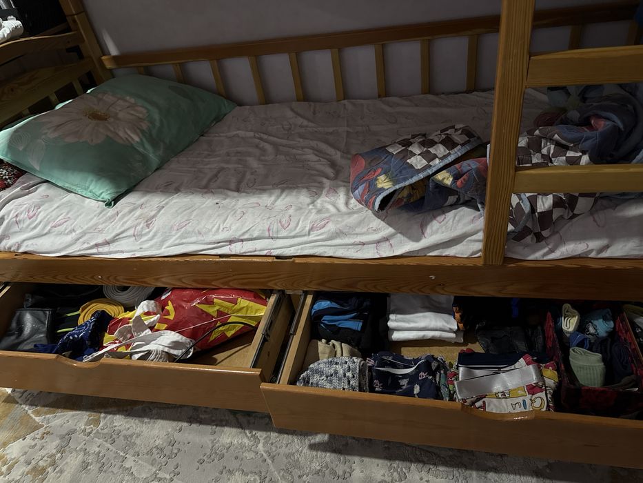 Двухяърусная кровать, можно поставить по отдельности