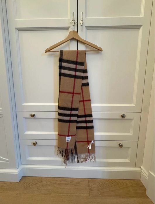 Fular Burberry + Ochelari Prada Milano