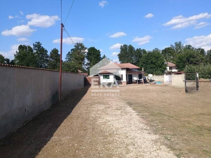 ЕКСКЛУЗИВНО! Обзаведена едноетажна къща с басейн, в кв."Рилци" гр. Доб