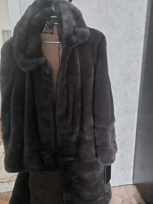 Продам норковую шубу 56размер  трансформер с капишоном  цвет графит