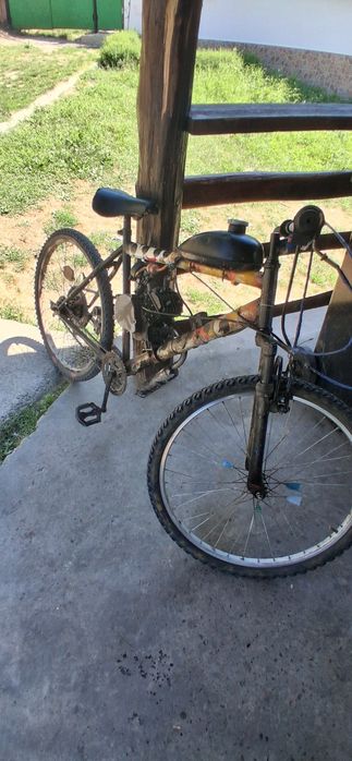Vând bicicleta cu motor de 80cc pe gri stare perfecta nu are probleme