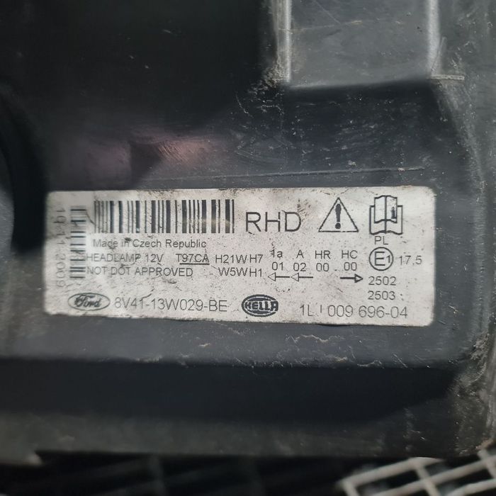 Far Dreapta Ford Kuga 2008 - 2012 SUV 4 Usi (1383) Fara xenon 8V4113W029BE