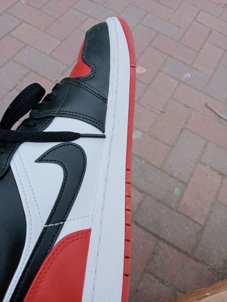 Vând urgent, va rog! Nike Air Jordan low roșu/ alb/ negru 41 marime