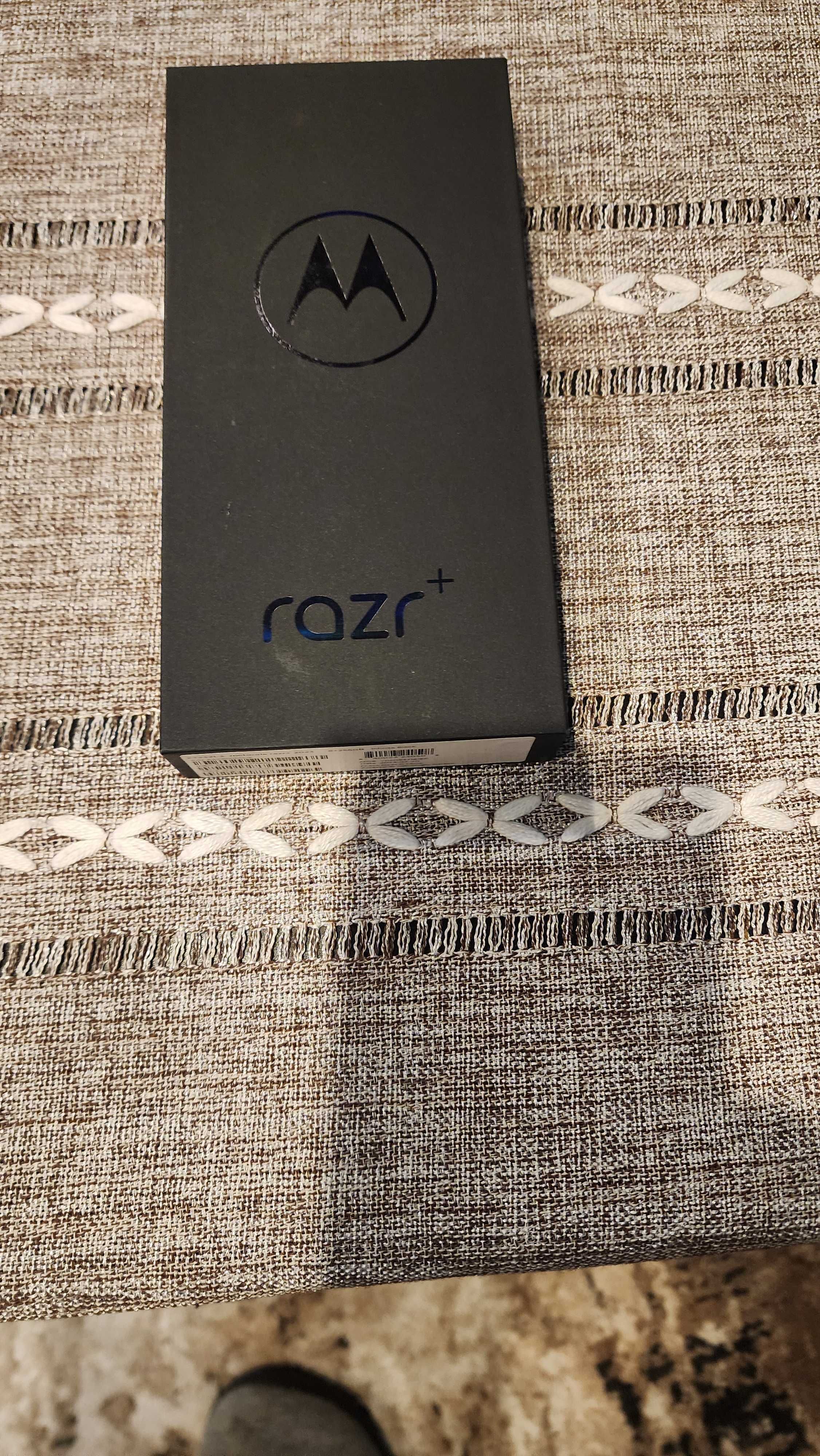 Motorola Razr plus Неразпечатан  165 Hz OLED.
