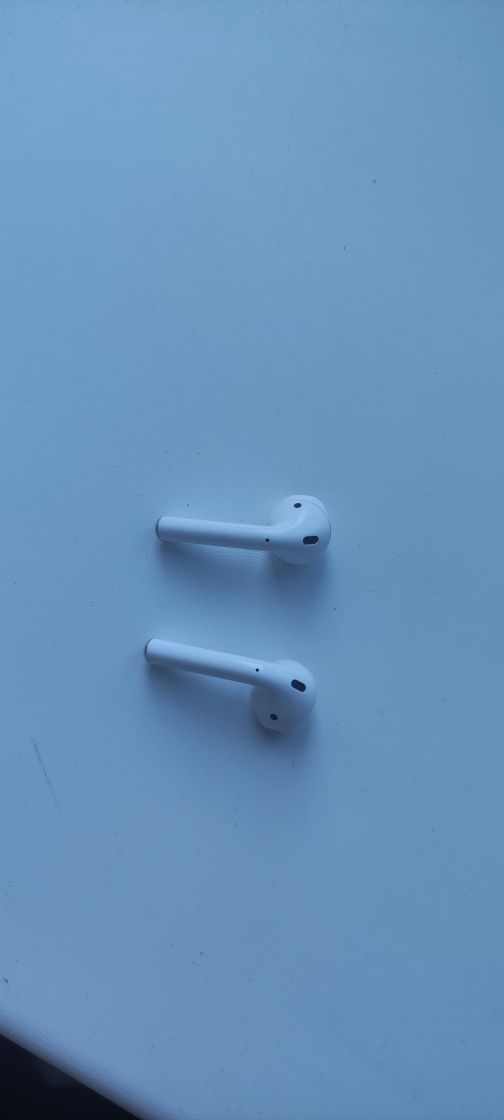 Продам наушники левый ухо и правый ухо от airpods