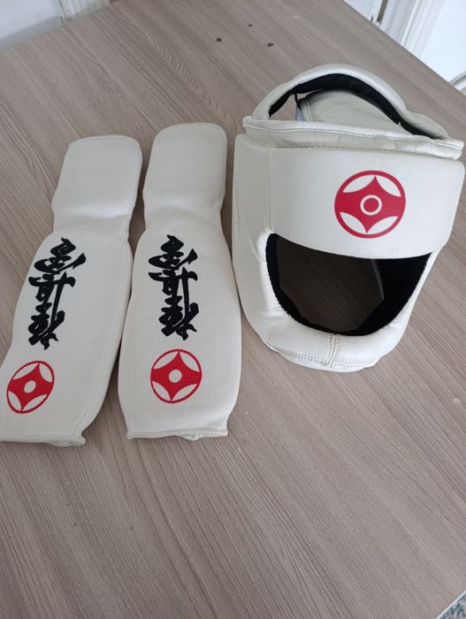 Детский шлем и наколенник для каратэ