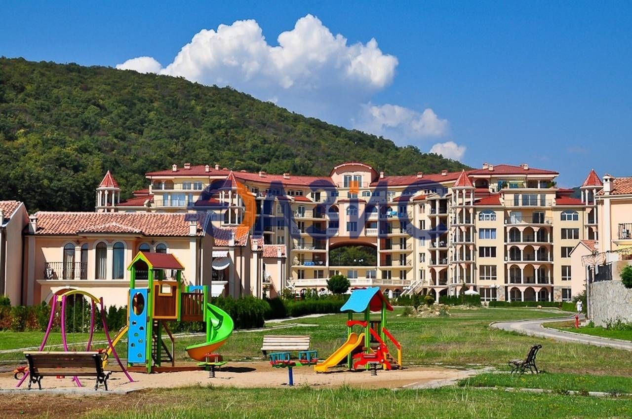 Студио на 3-ти етаж, комплекс Негреско, Елените, България - 34 кв. м.,