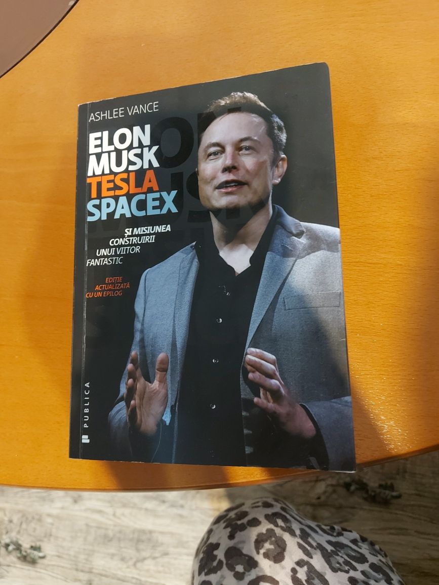 Carte Elon Musk, Tesla, SpaceX si misiunea construirii unui viitor fan