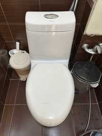 Унитаз монолитный в отличном состоянии Туалет
