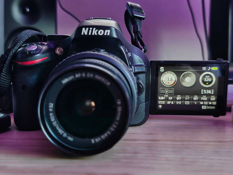 Nikon D5200 + obiectiv 18-55mm + SD card 32GB + două baterii + geantă