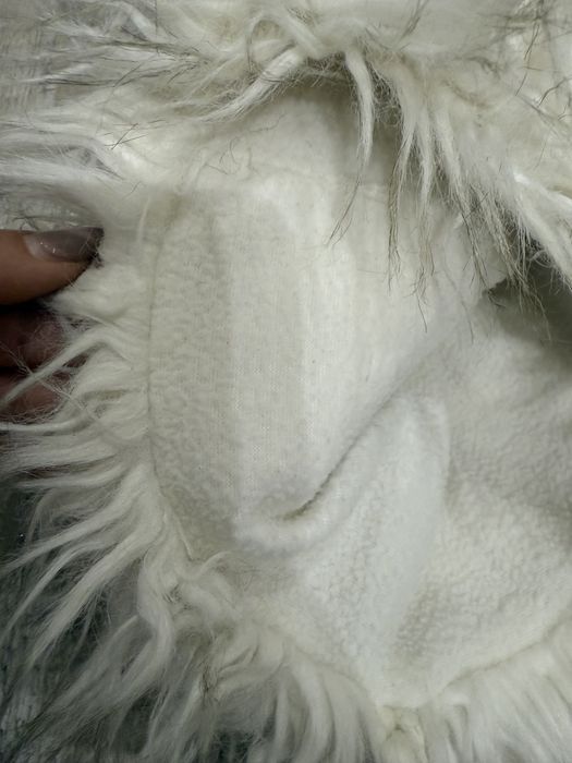 Бяла зимна шапка