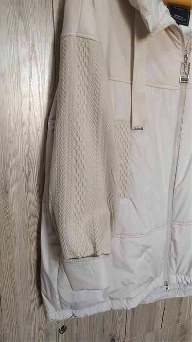 Продается женская куртка с рукавами вязанка