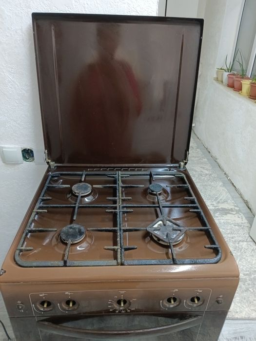 В хорошем состояния  духовка газовая