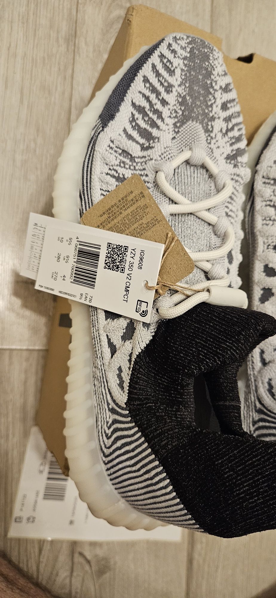 Yeezy  350 V2 Cmp Slate White 9.5 44.
Yeezy 350 V2 Cmp Slate White 9.5