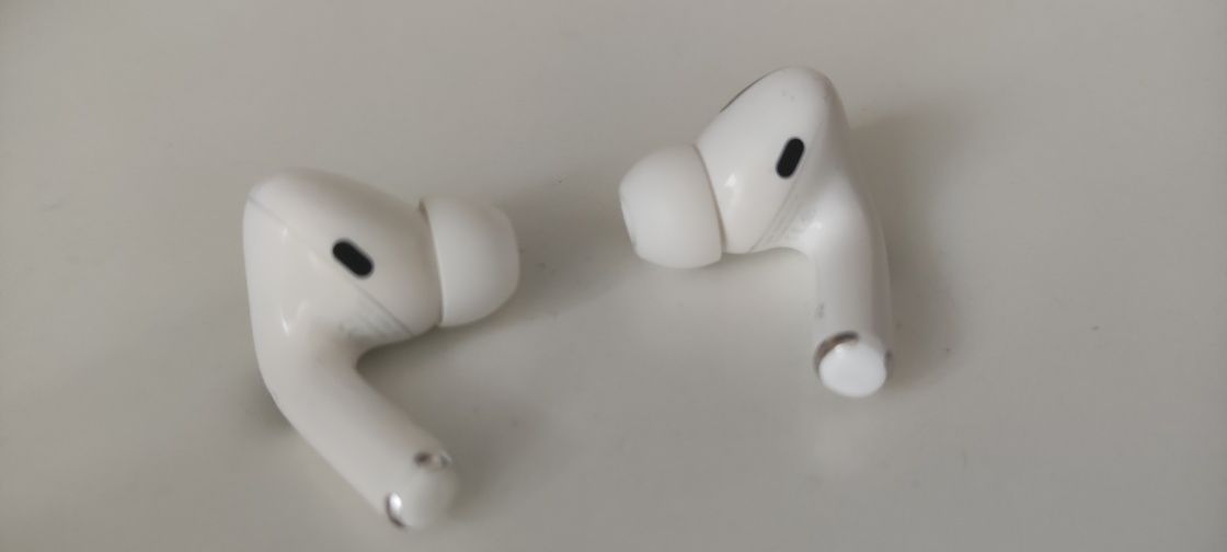 Продам наушники левый ухо и правый ухо от airpods pro оригинал