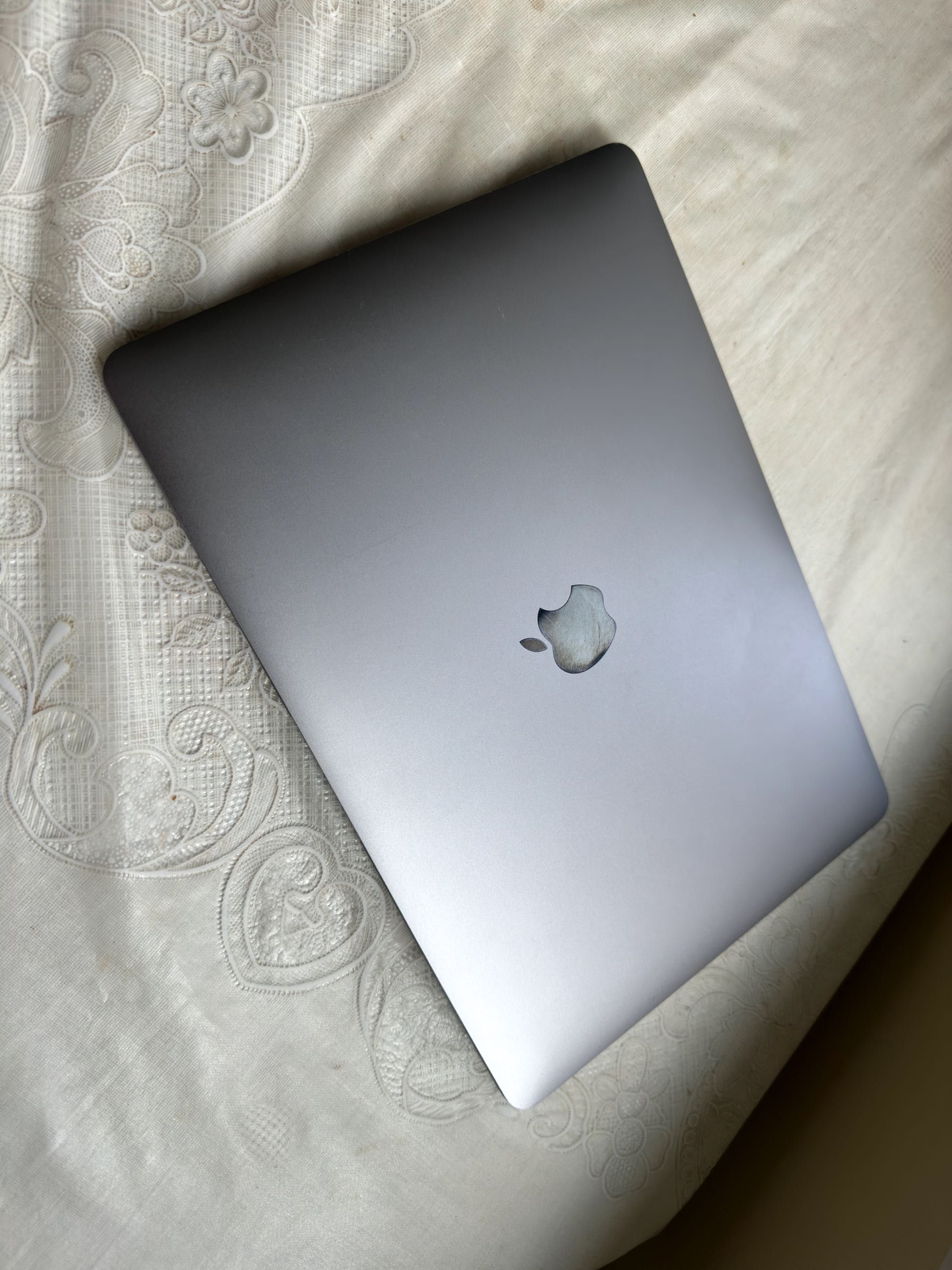 MacBook Air M1 в отлично състояние, батерия 86%