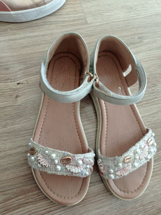 Обувки и сандали