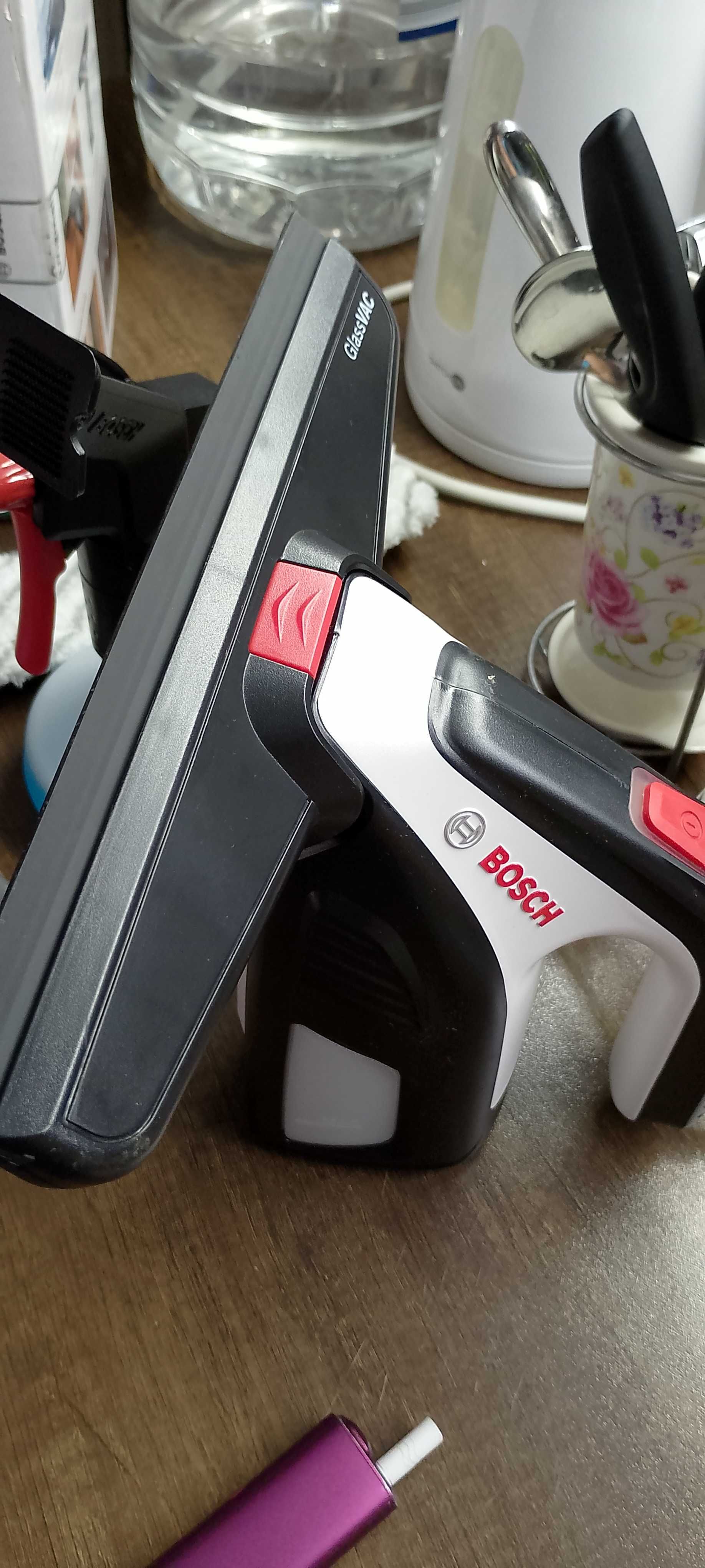 Акумулаторен уред на BOSCH за  почистване на прозорци.