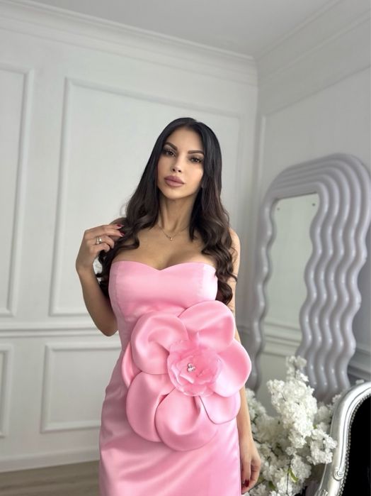 Дамска розова рокля с голямо цвете на талията