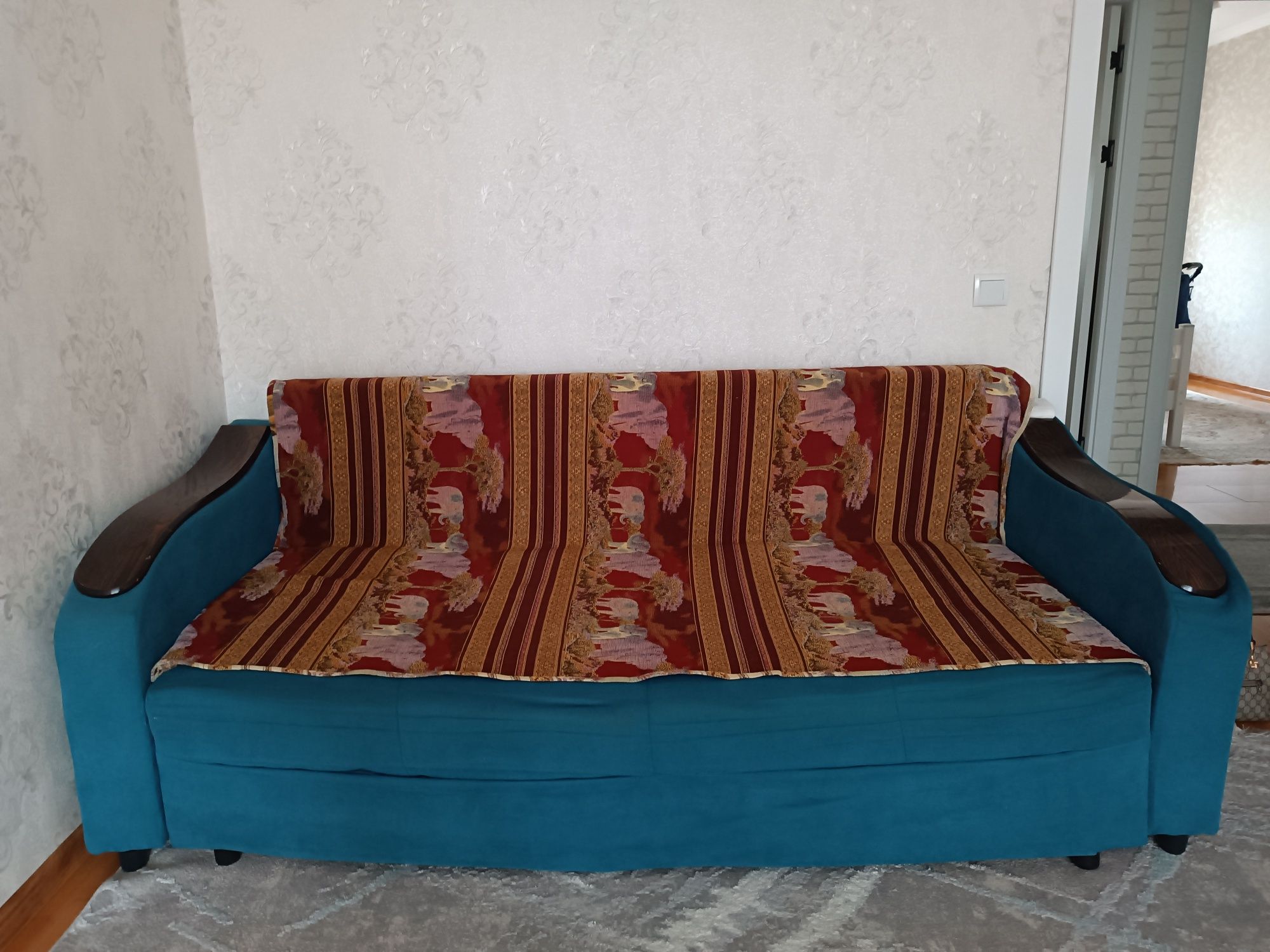 Продам Диван в нормальном состаяний