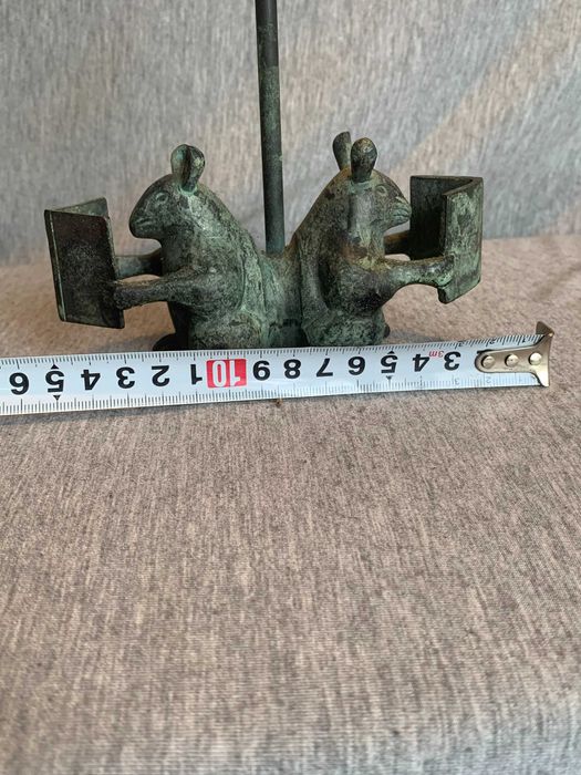 бронзов свещник, изобразяващ две мишки, които четат книги.