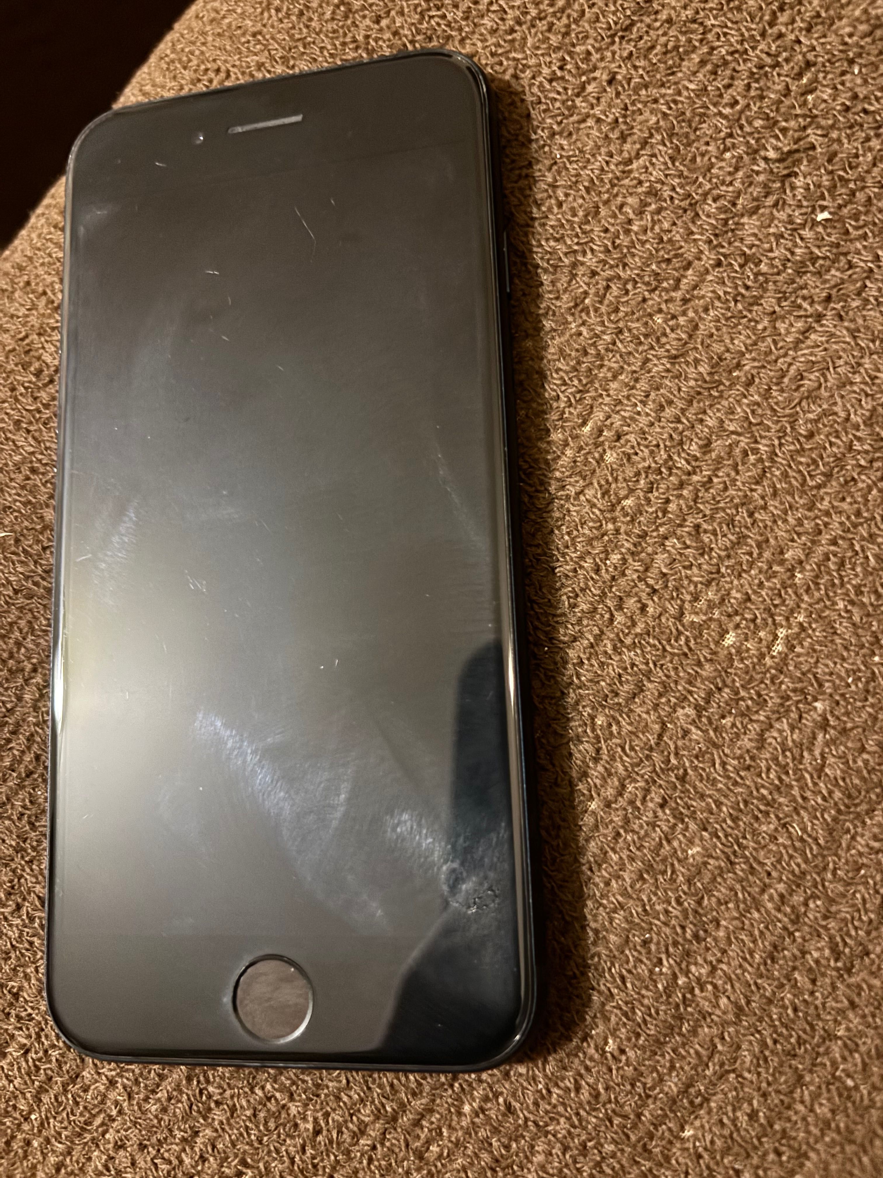 iPhone SE 3 2022 Battery health 88%  128GB копчето е прецакано