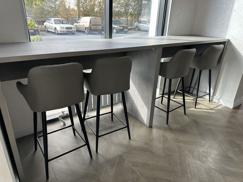 Барный стол и стулья