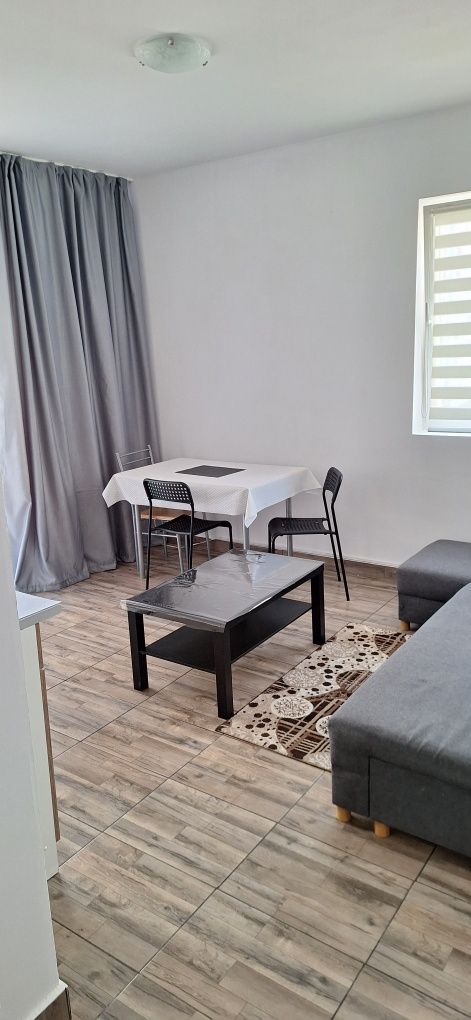 Închiriez studio