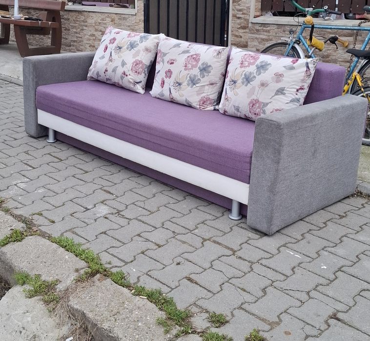 Vând canapea extensibila cu lada depozitare si 3 perne in stare foarte