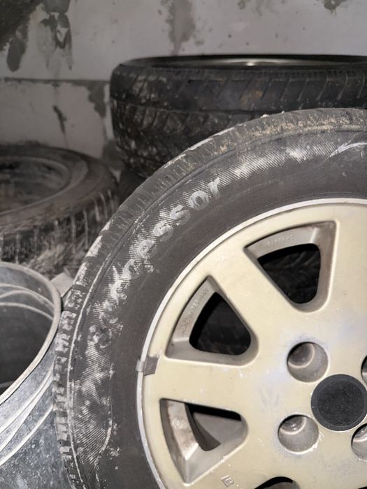 Vand anvelope 175/60 R14 de vară.