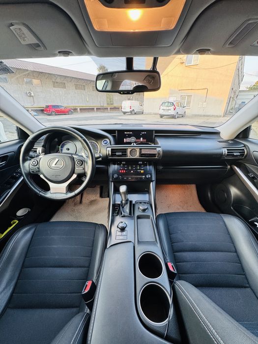Vand Lexus is300h, hibrid, istoric complet in reprezentanta Toyota