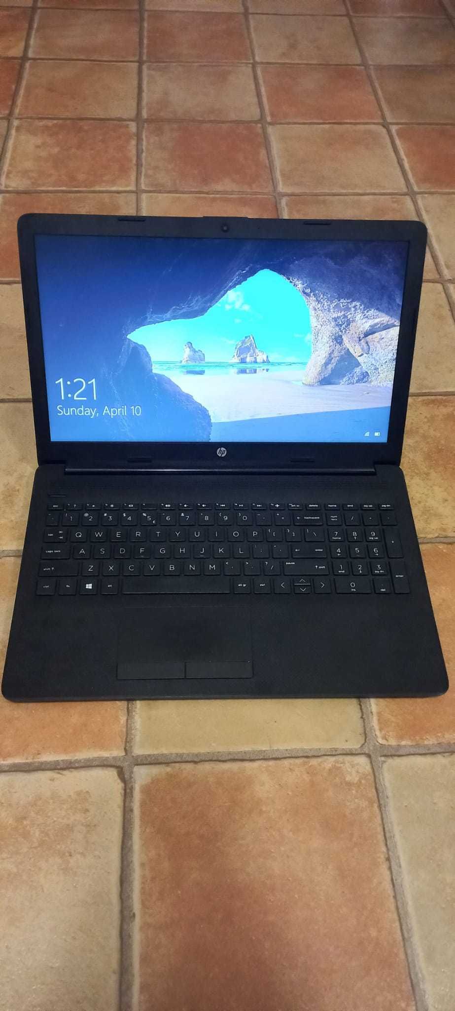 Vand Laptop HP 15 R5-3500U in stare FOARTE BUNA