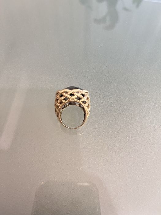 Златен пръстен с черен цирконий