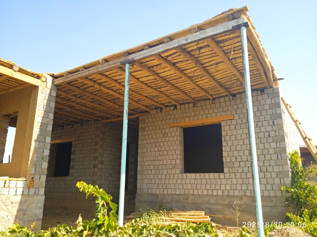 Uchastka sotiladi. Maydoni 8sotix. 3xona 1ayvon 2podval. Narxi 45000$