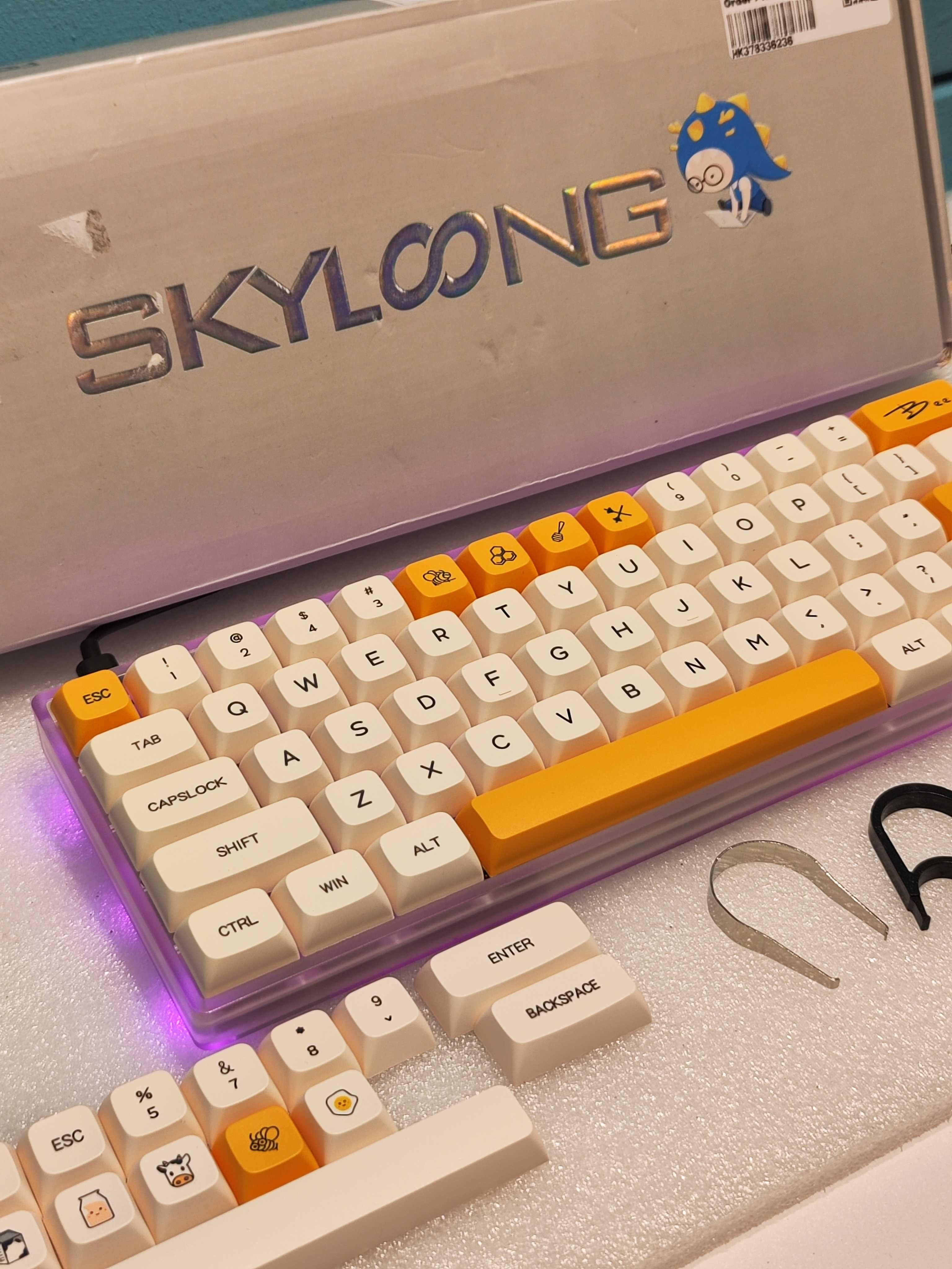 SOLIDEE 60% механична геймърска клавиатура с RGB и червени суичове