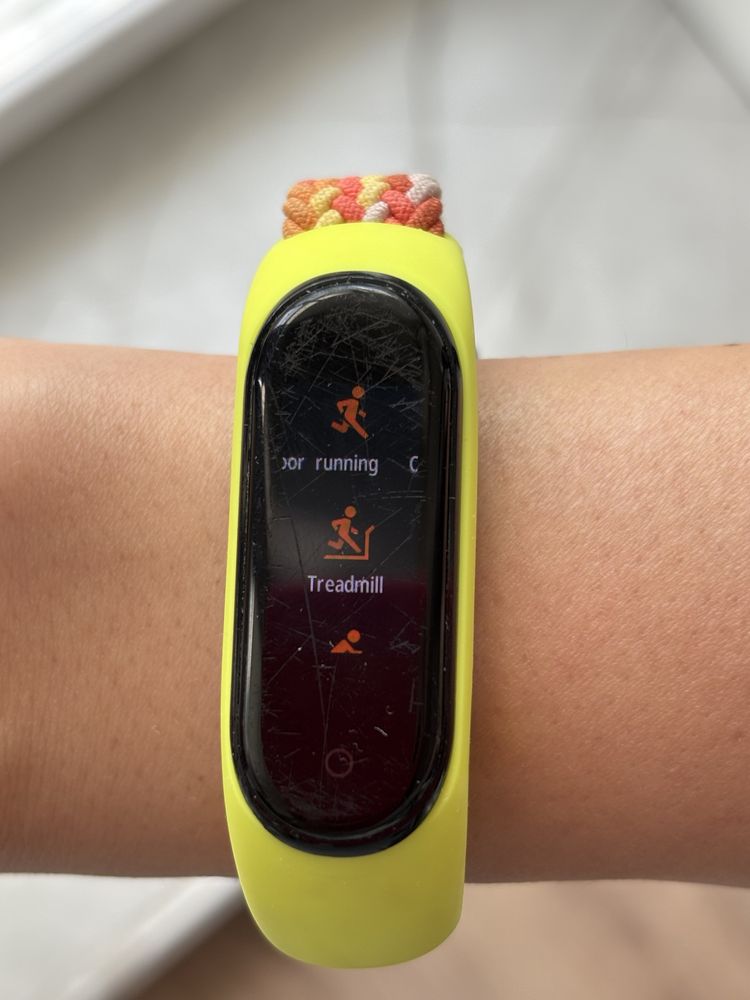 Mi Band 4 самый миниатюрный (рабочий, заряд держит, отдам быстро)