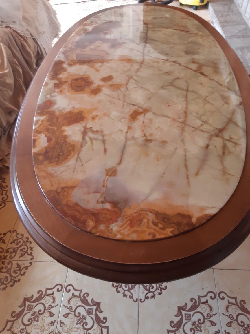 Masa din lemn masiv cu placa de marmură, onix