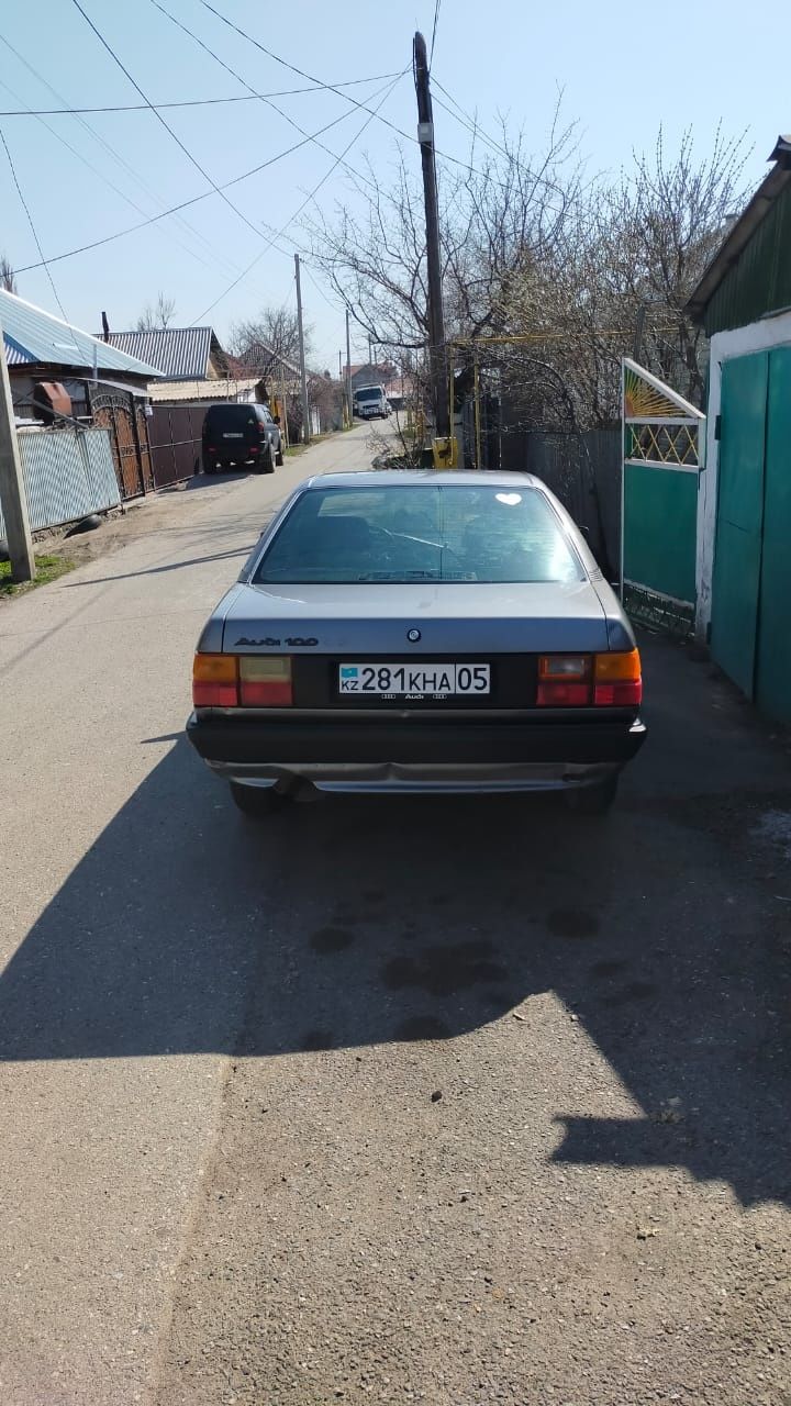 Автомобиль Audi 100