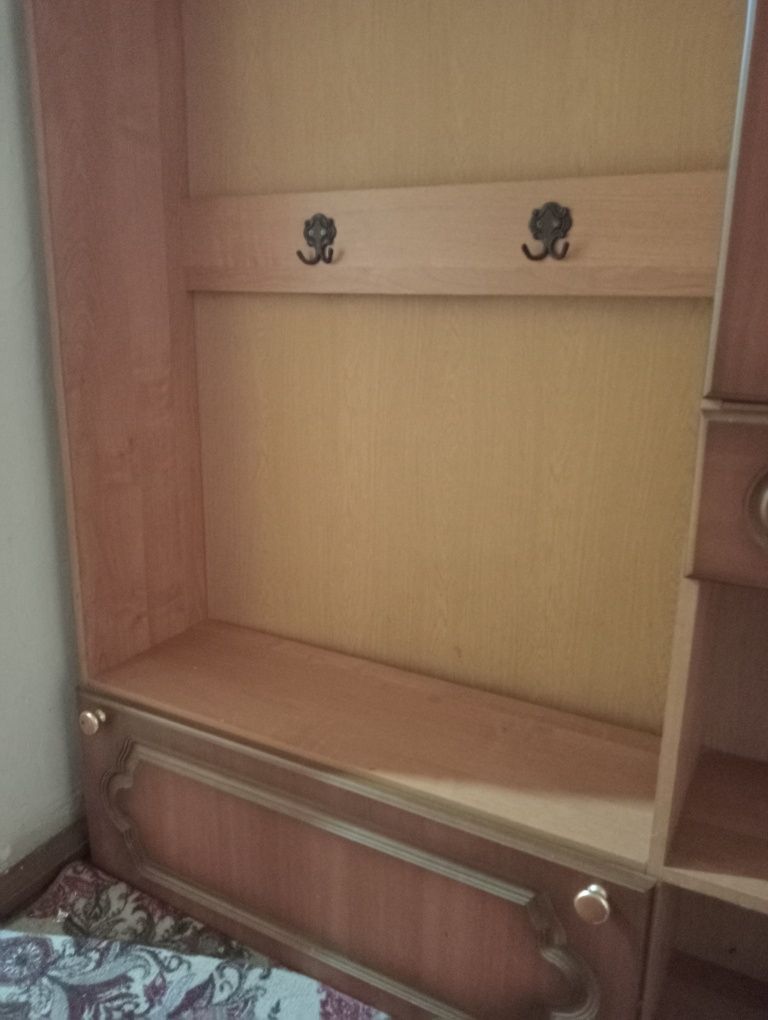 Продам прихожую шкаф