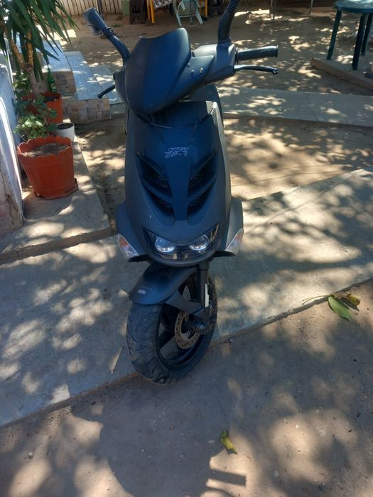 Apriliea srs de 49cc la combinație cu ateveu de copii