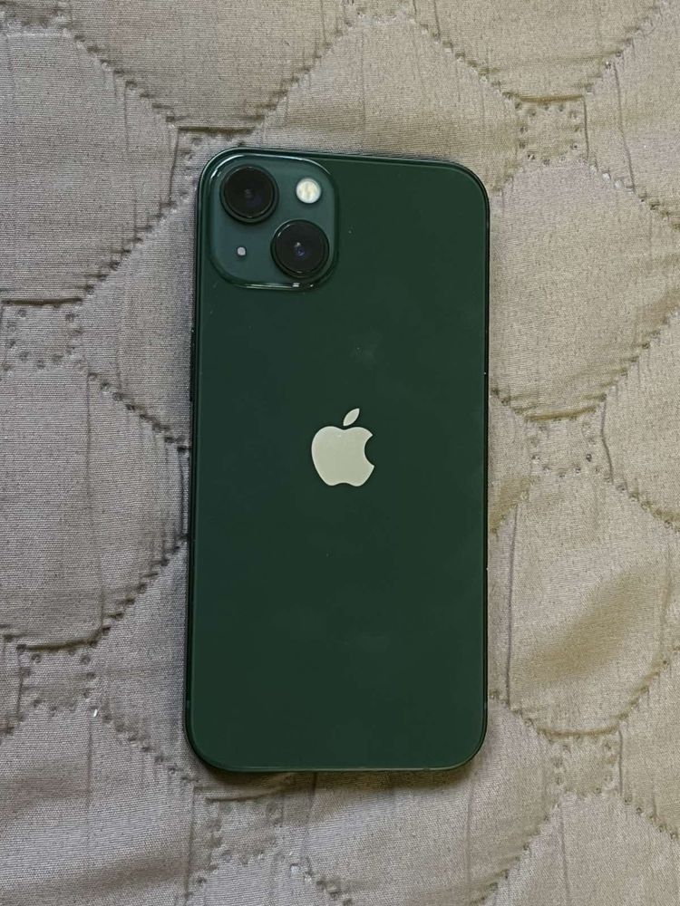 Продавам запазен Iphone 13 128 GB